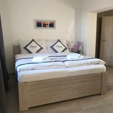Panorama מלון דירות קרלובי וארי